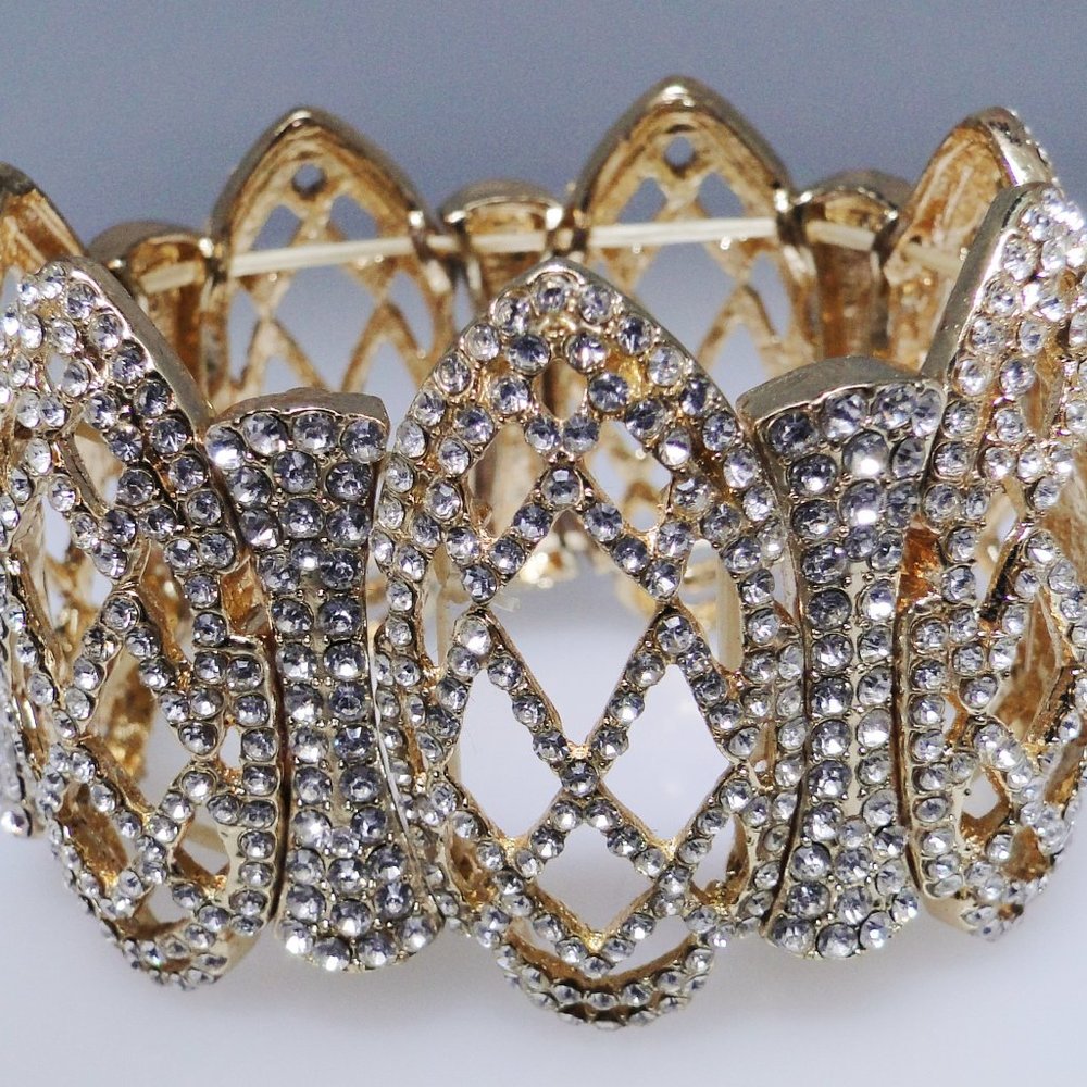 Fashion bracelet, lots of bling, eye catching - Picture 2 of 4